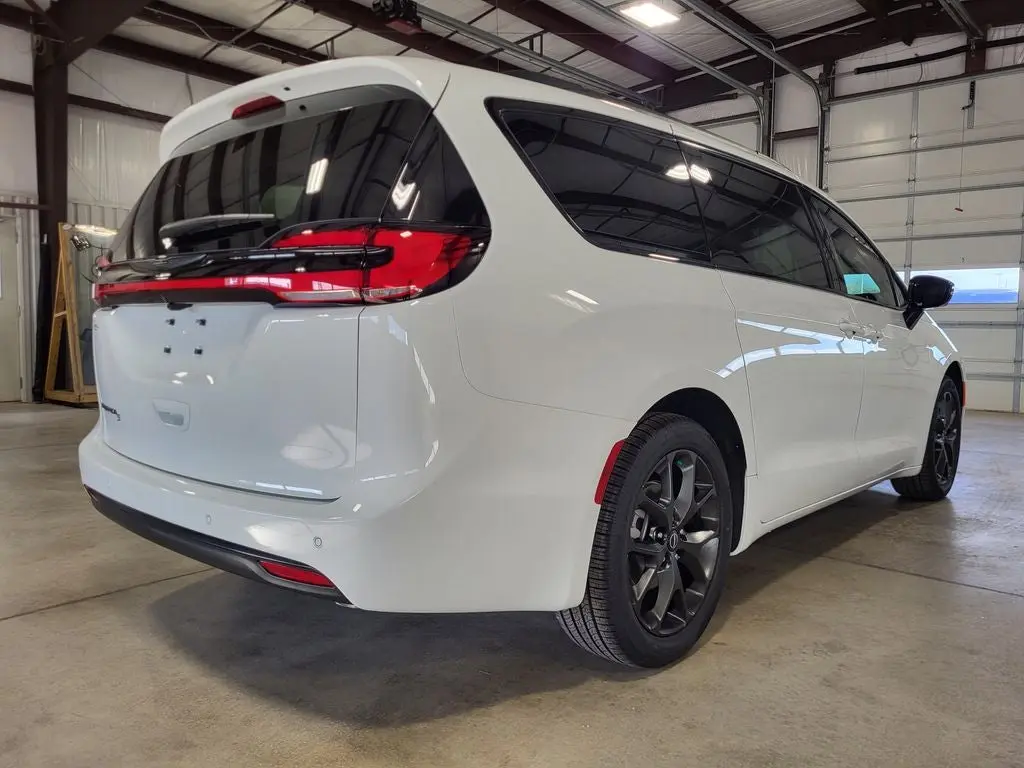 2026 Chrysler Pacifica Select photo 5