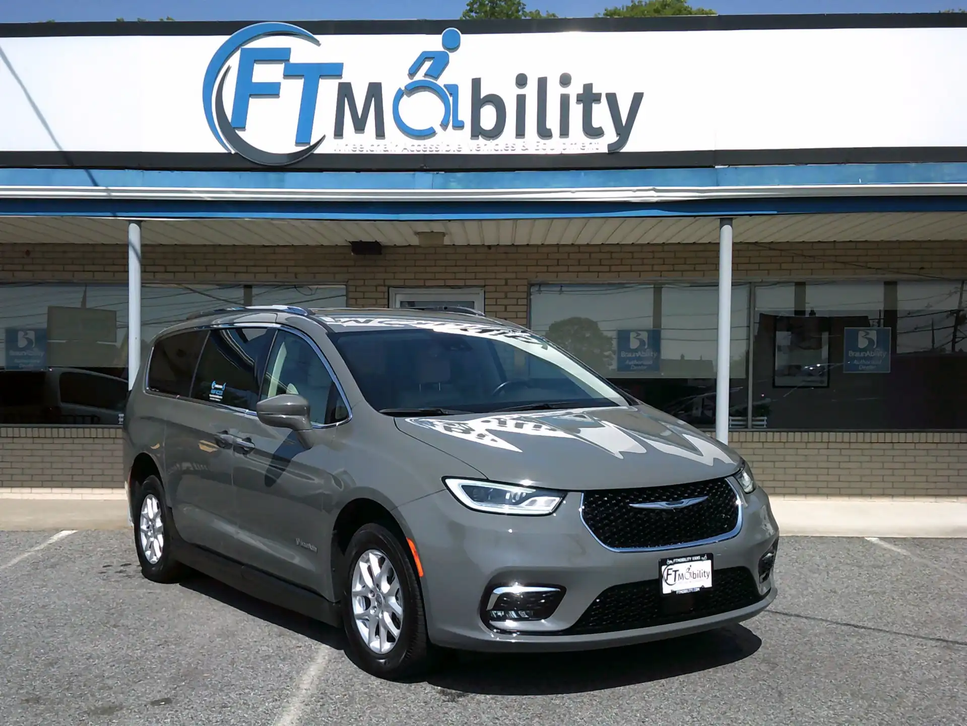 2021 Chrysler Pacifica Touring L's photo