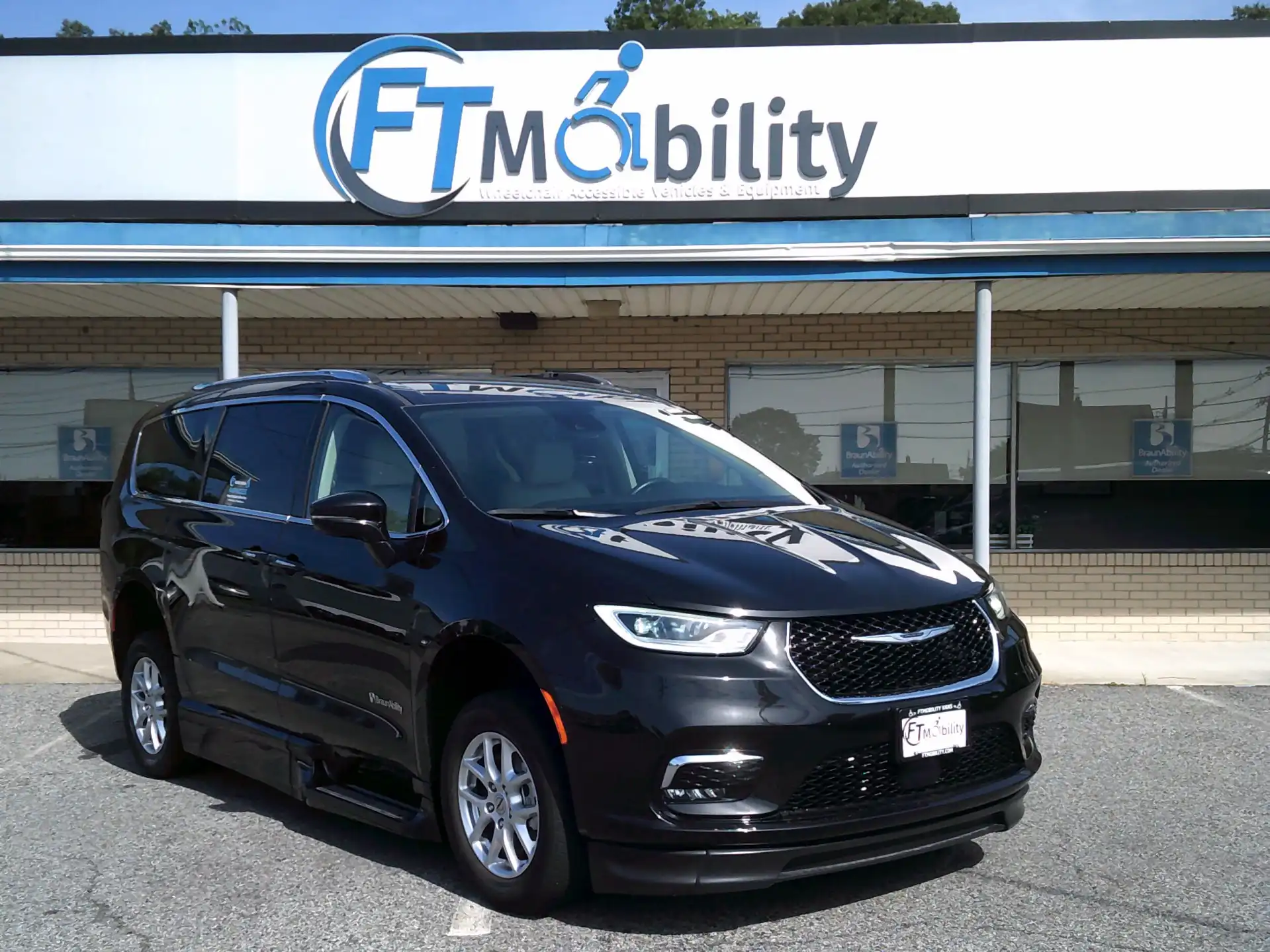 2021 Chrysler Pacifica Touring L's photo