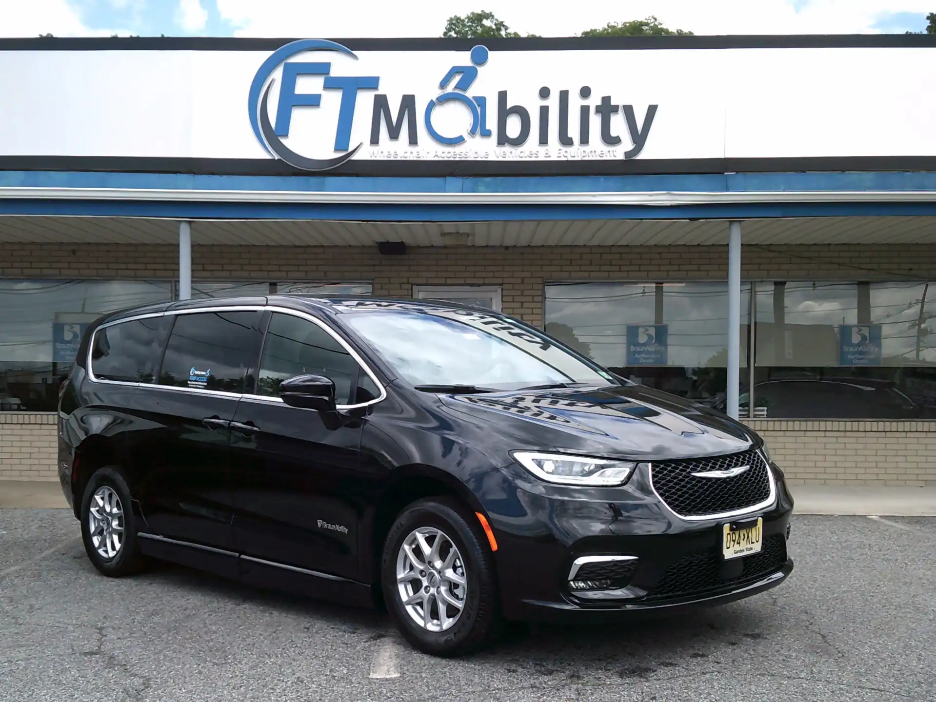 2022 Chrysler Pacifica Touring L's photo