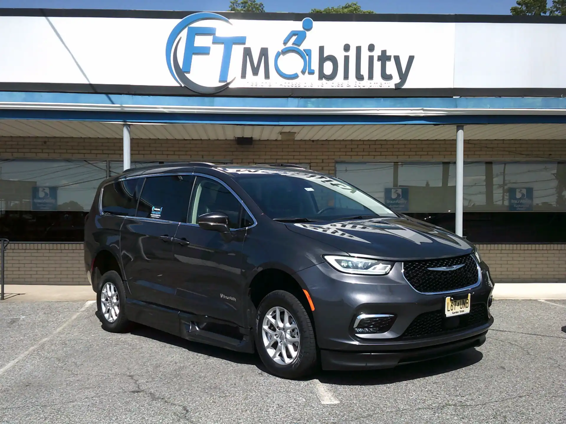 2022 Chrysler Pacifica Touring L's photo