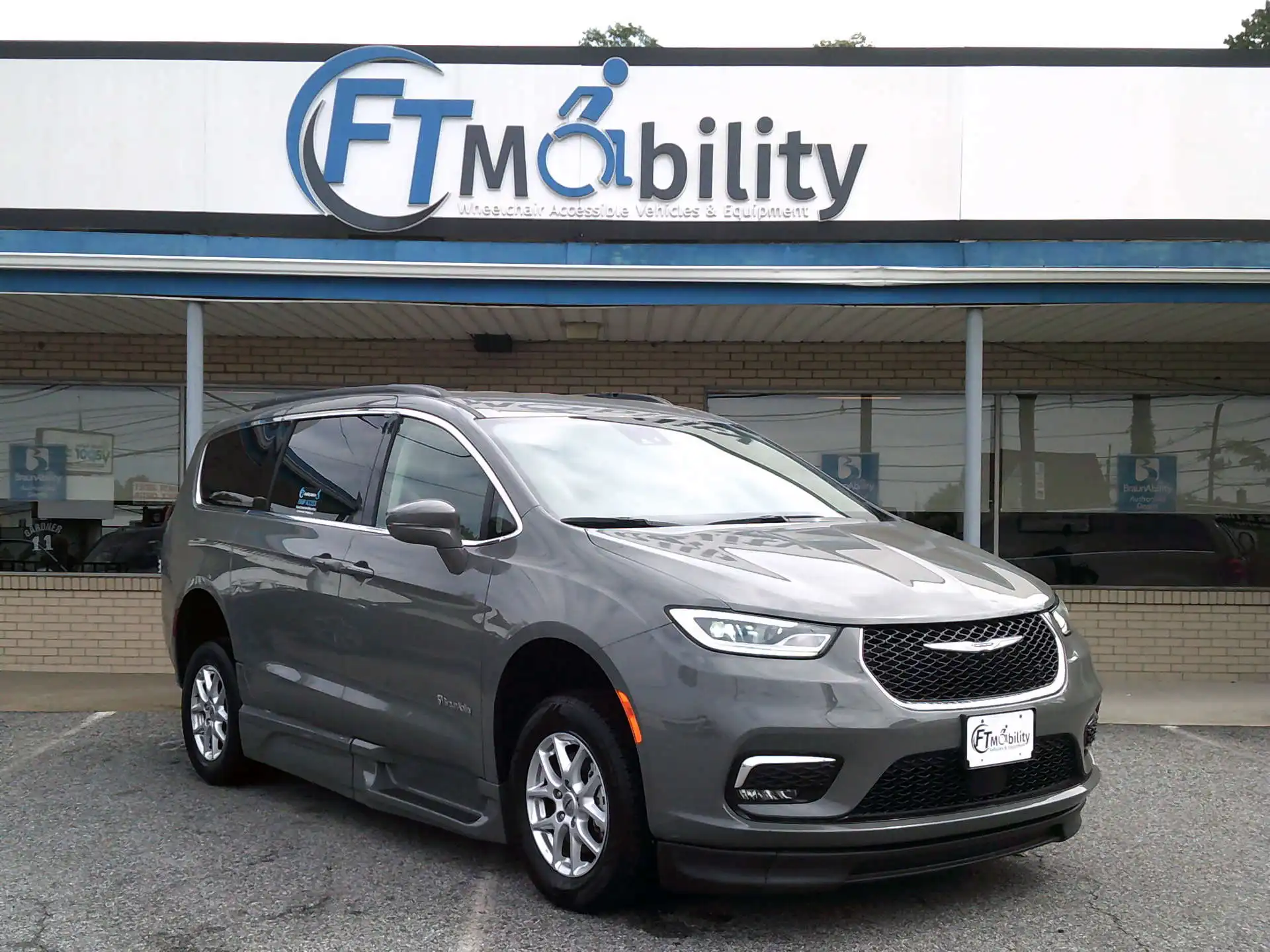 2022 Chrysler Pacifica Touring L's photo