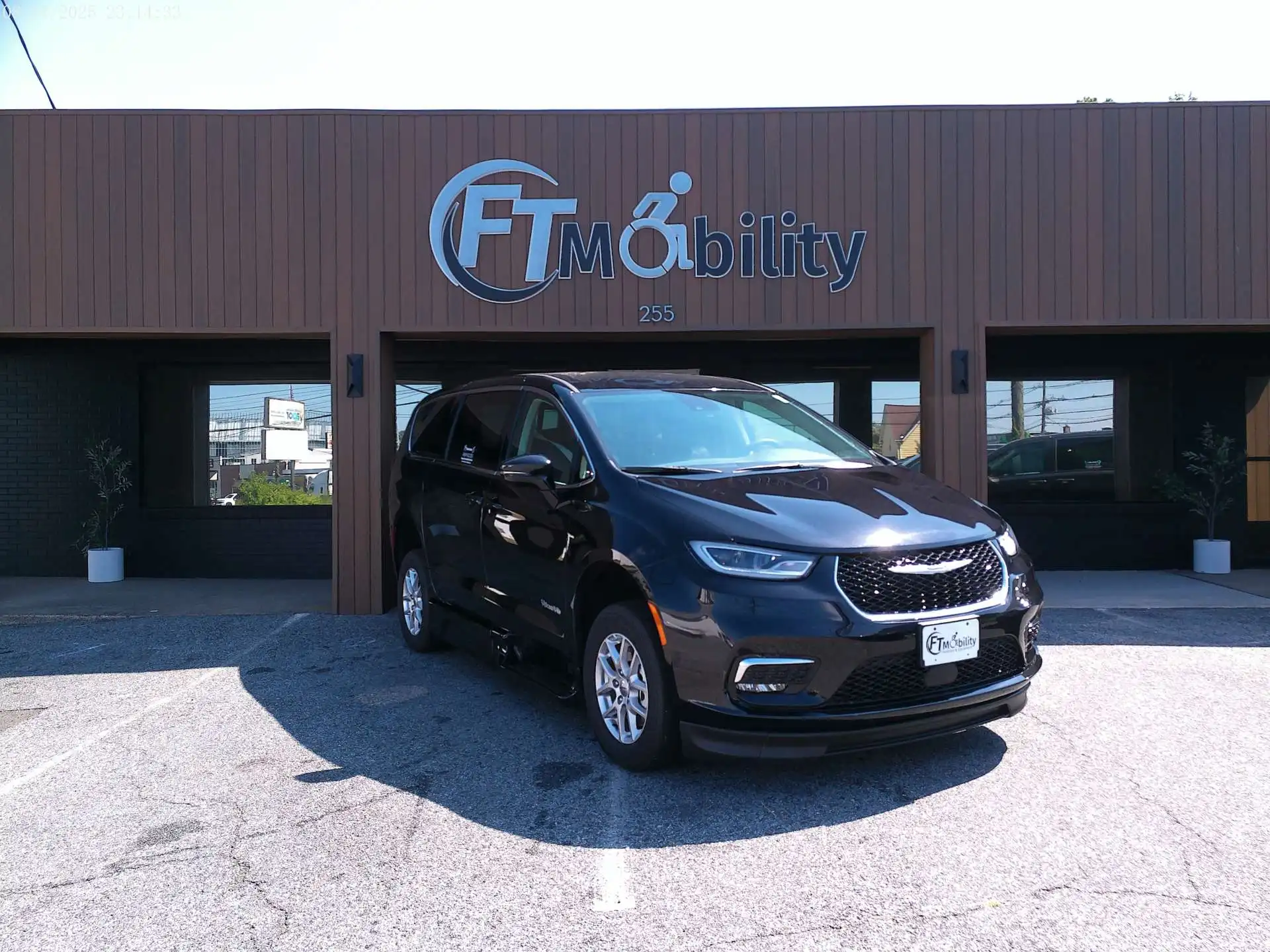 2024 Chrysler Pacifica Touring L's photo