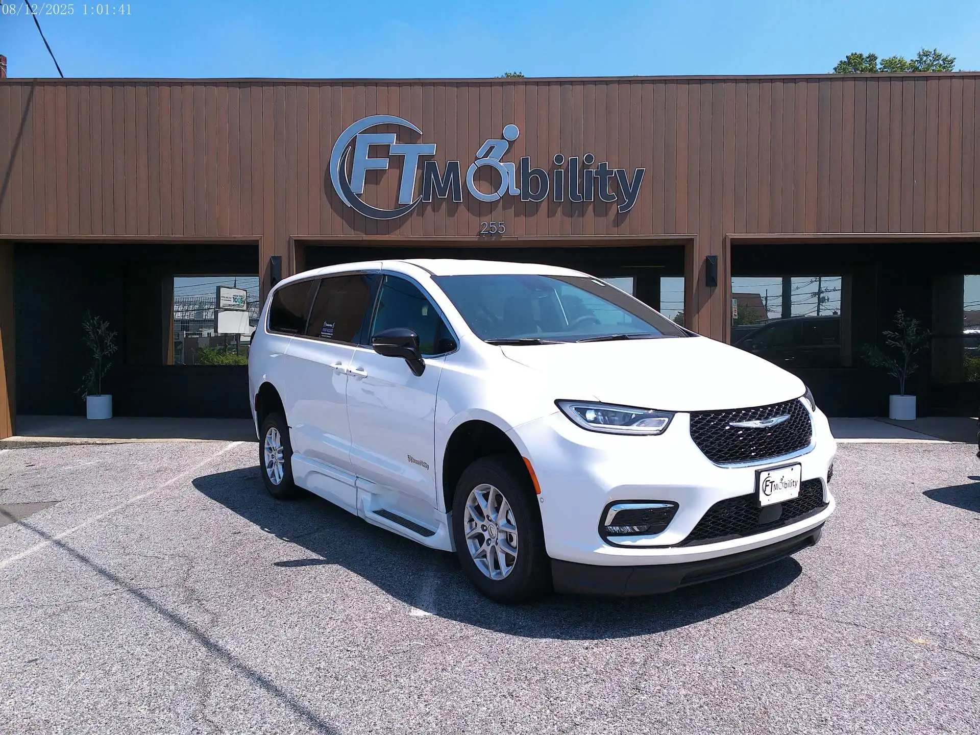 2024 Chrysler Pacifica Touring L's photo