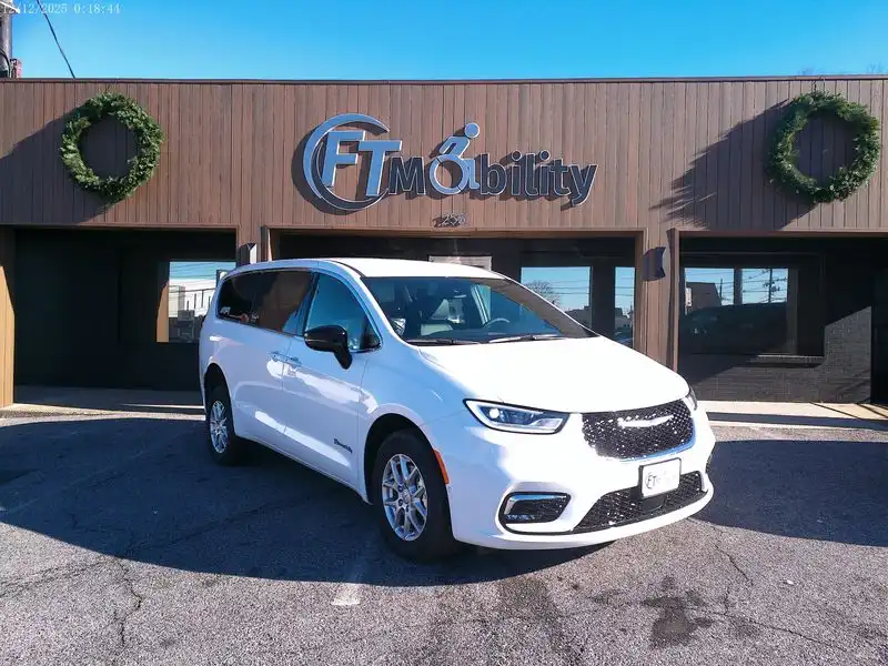 2025 Chrysler Pacifica Select's photo