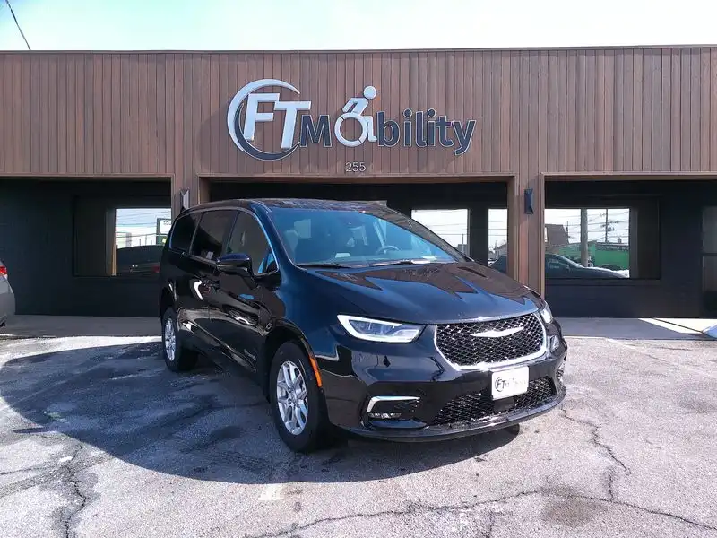2025 Chrysler Pacifica Select's photo