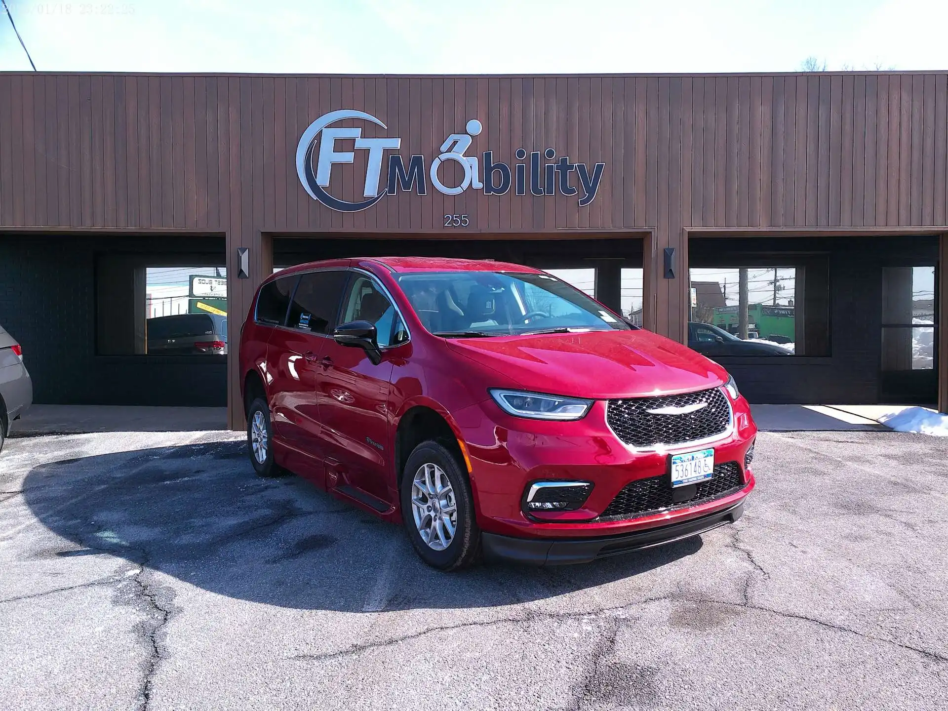 2024 Chrysler Pacifica Touring L's photo
