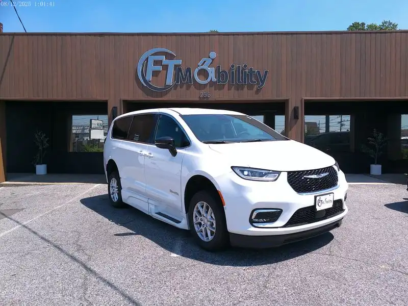 2026 Chrysler Pacifica Select's photo