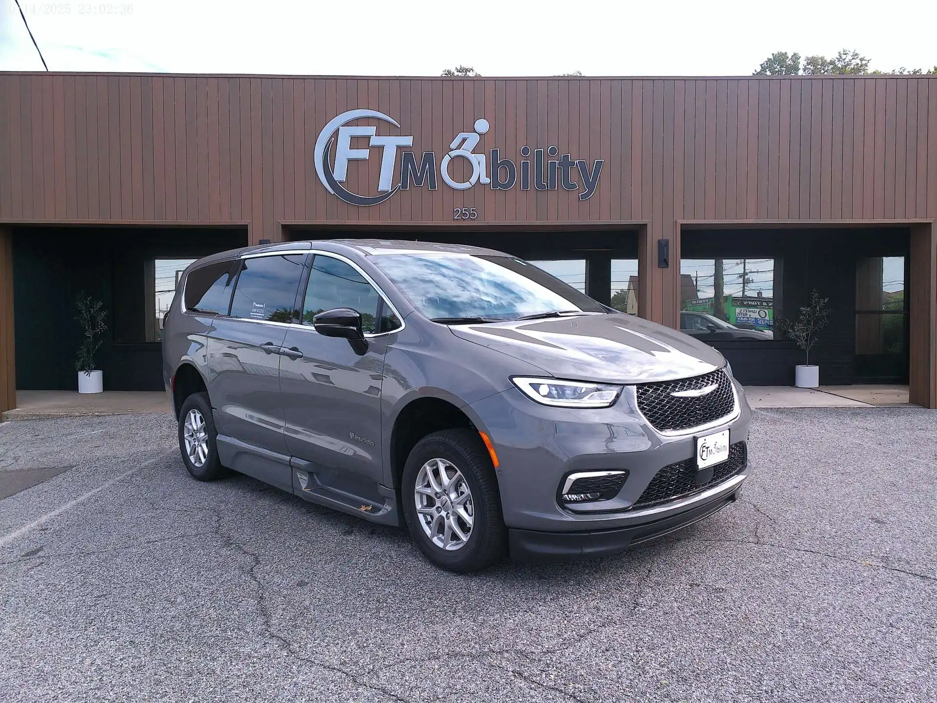 2023 Chrysler Pacifica Touring L's photo