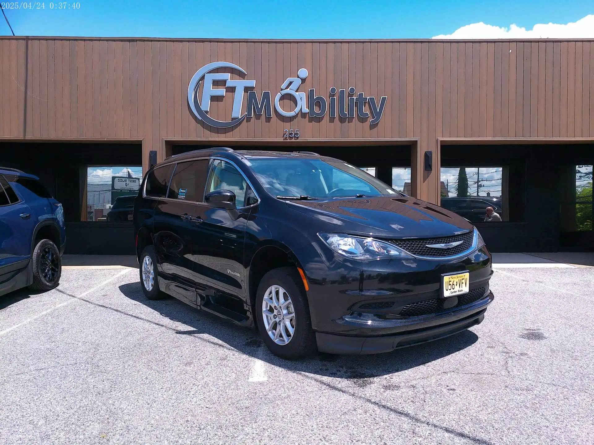 2021 Chrysler Voyager LXI's photo