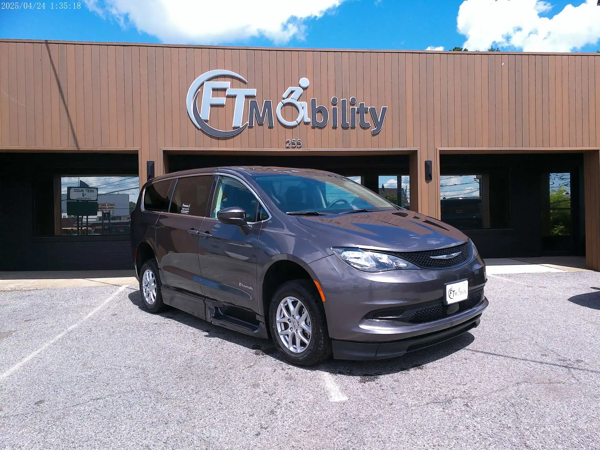 2023 Chrysler Voyager LX's photo