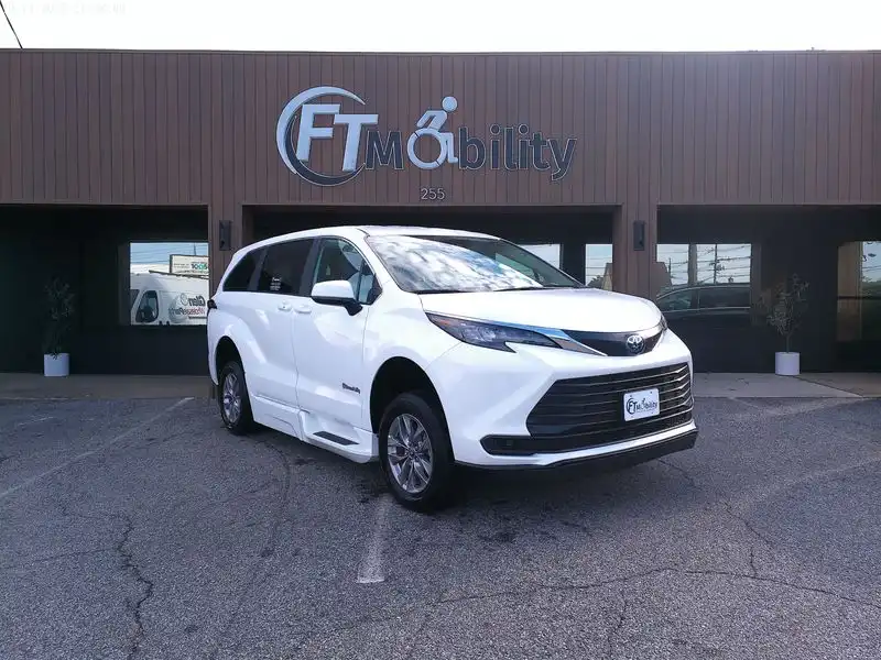 2026 Toyota Sienna LE 8-Passenger Hybrid FWD's photo