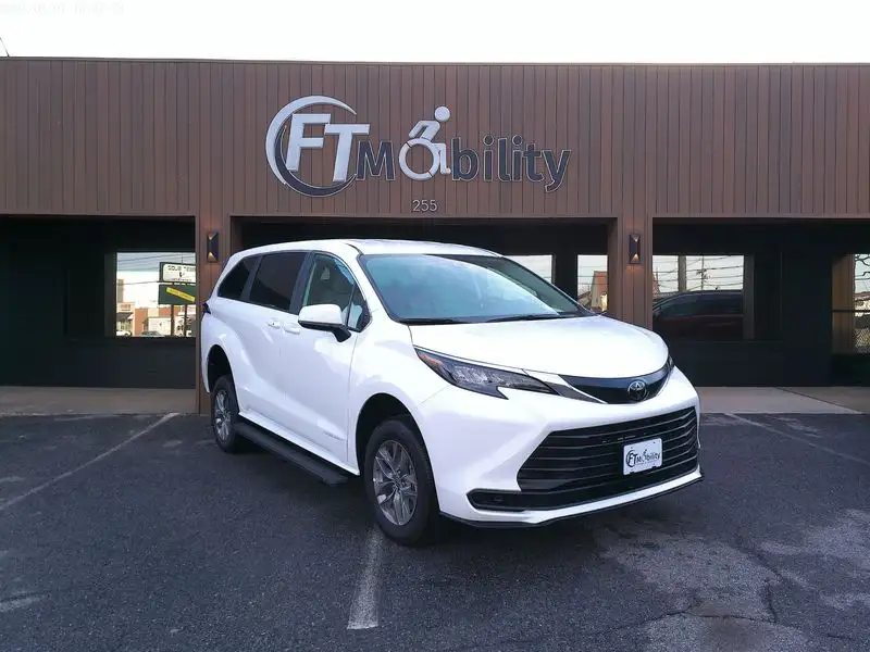 2026 Toyota Sienna LE 8-Passenger Hybrid FWD's photo