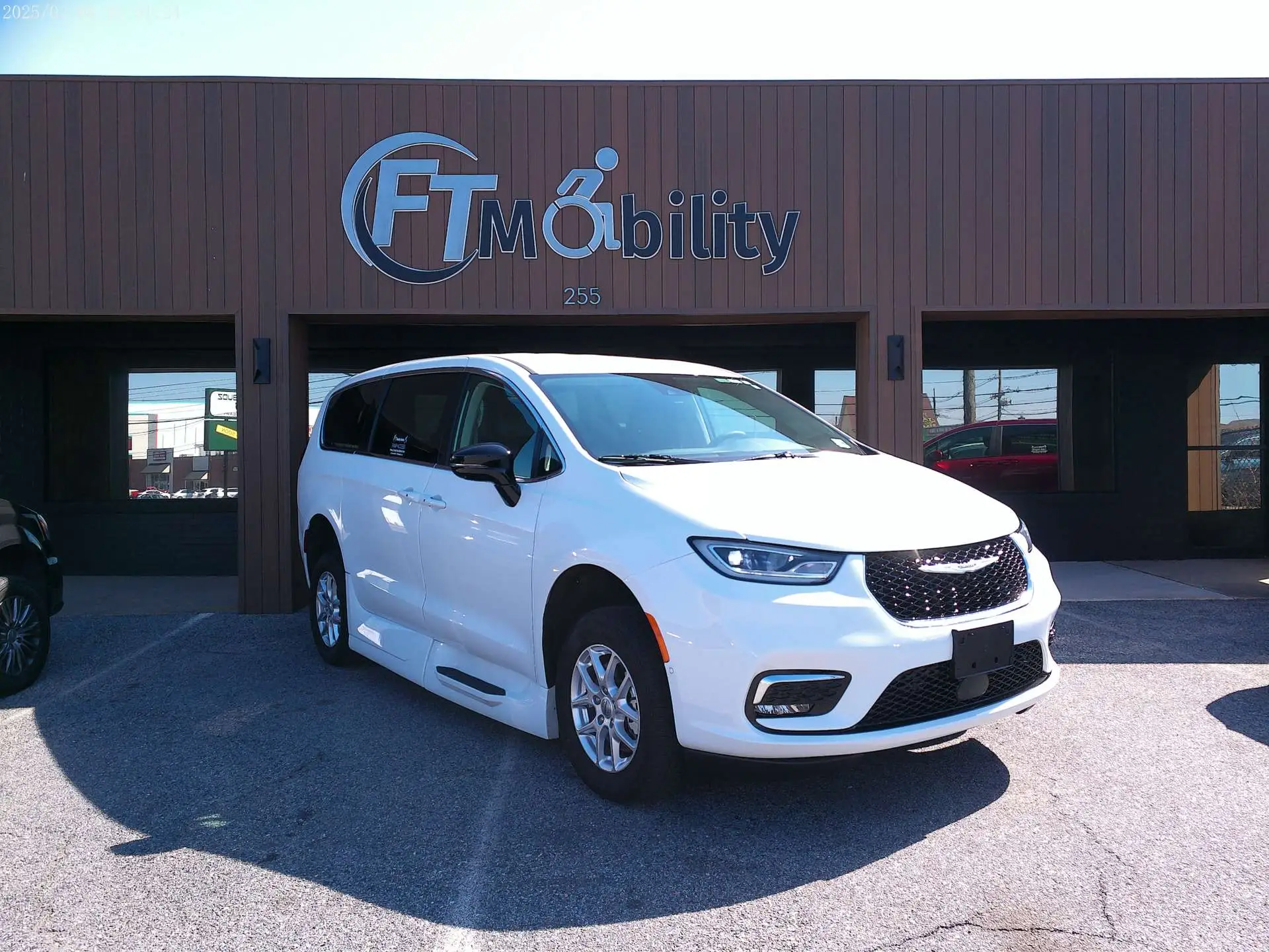 2023 Chrysler Pacifica Touring L photo 1