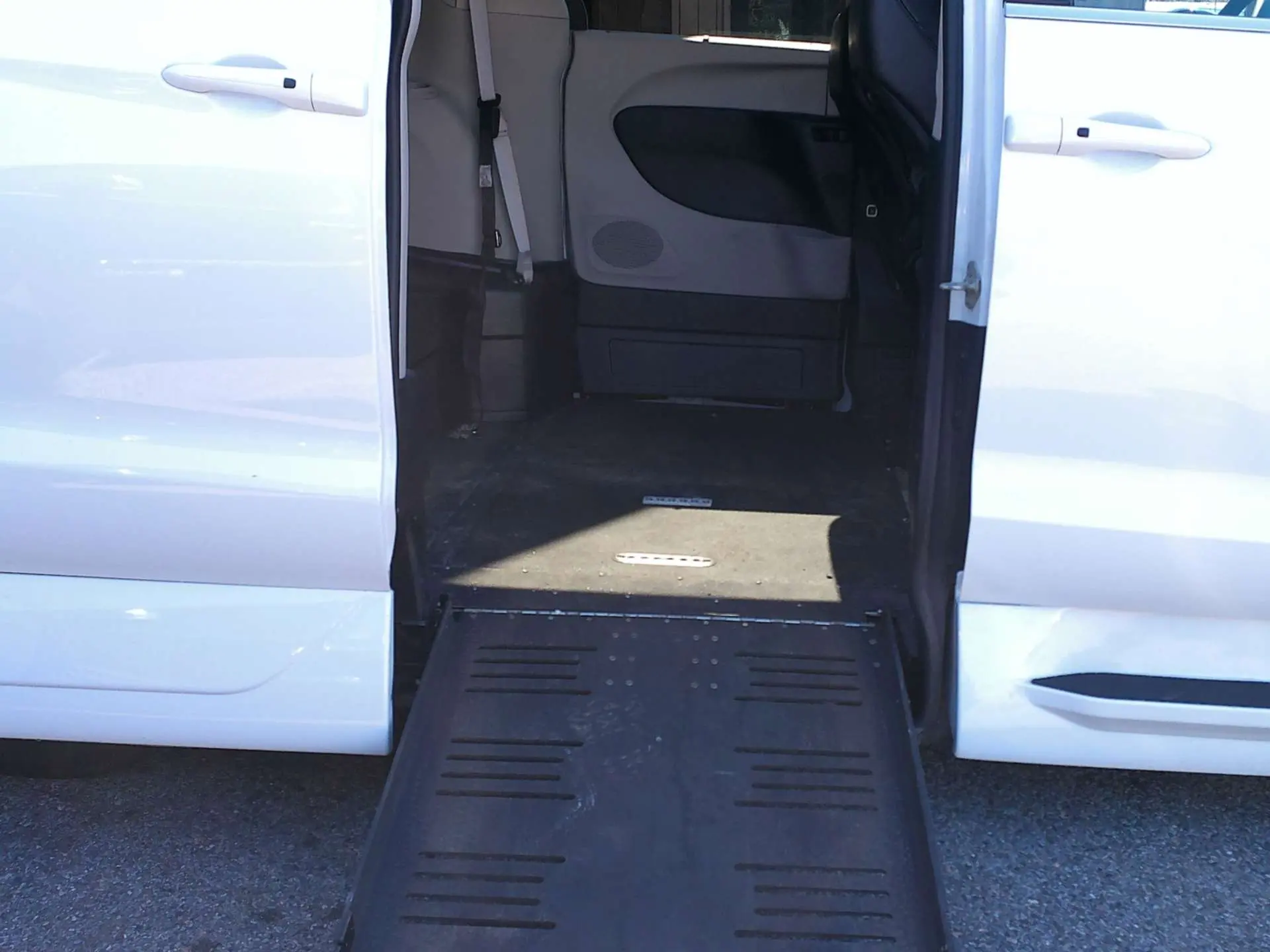 2023 Chrysler Pacifica Touring L photo 3