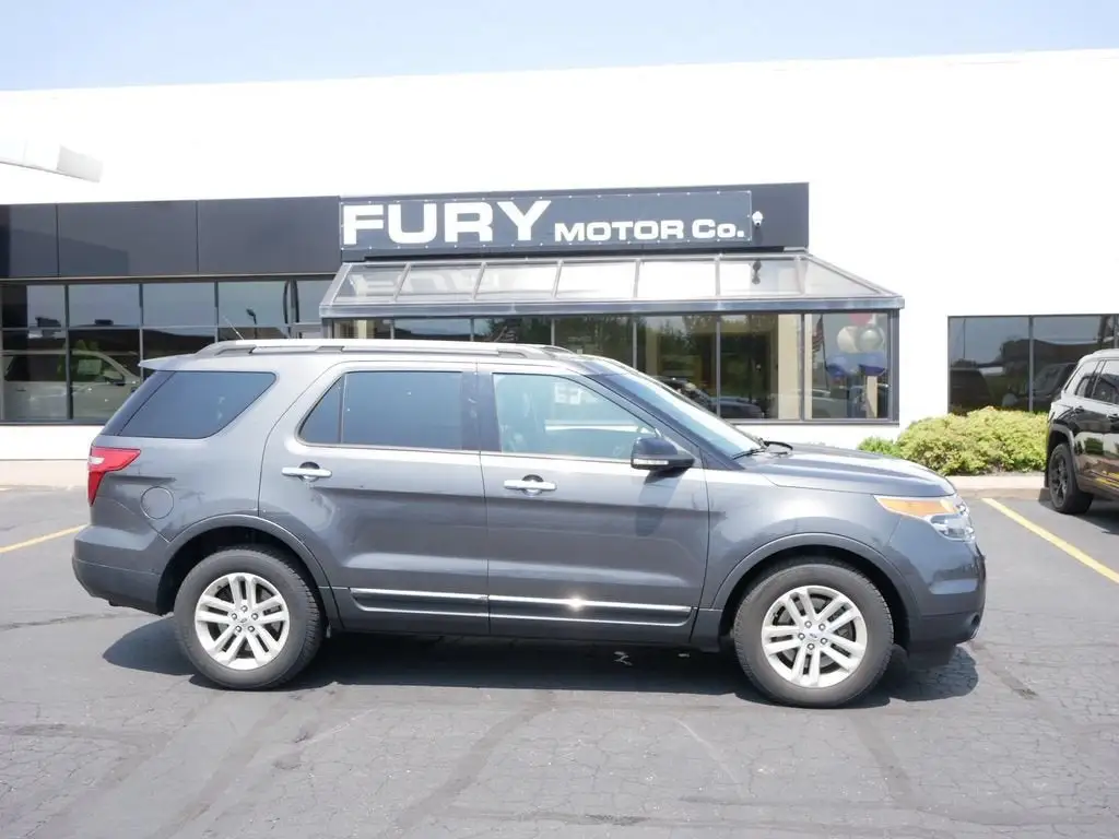 2015 Ford Explorer XLT 4x4 photo 1