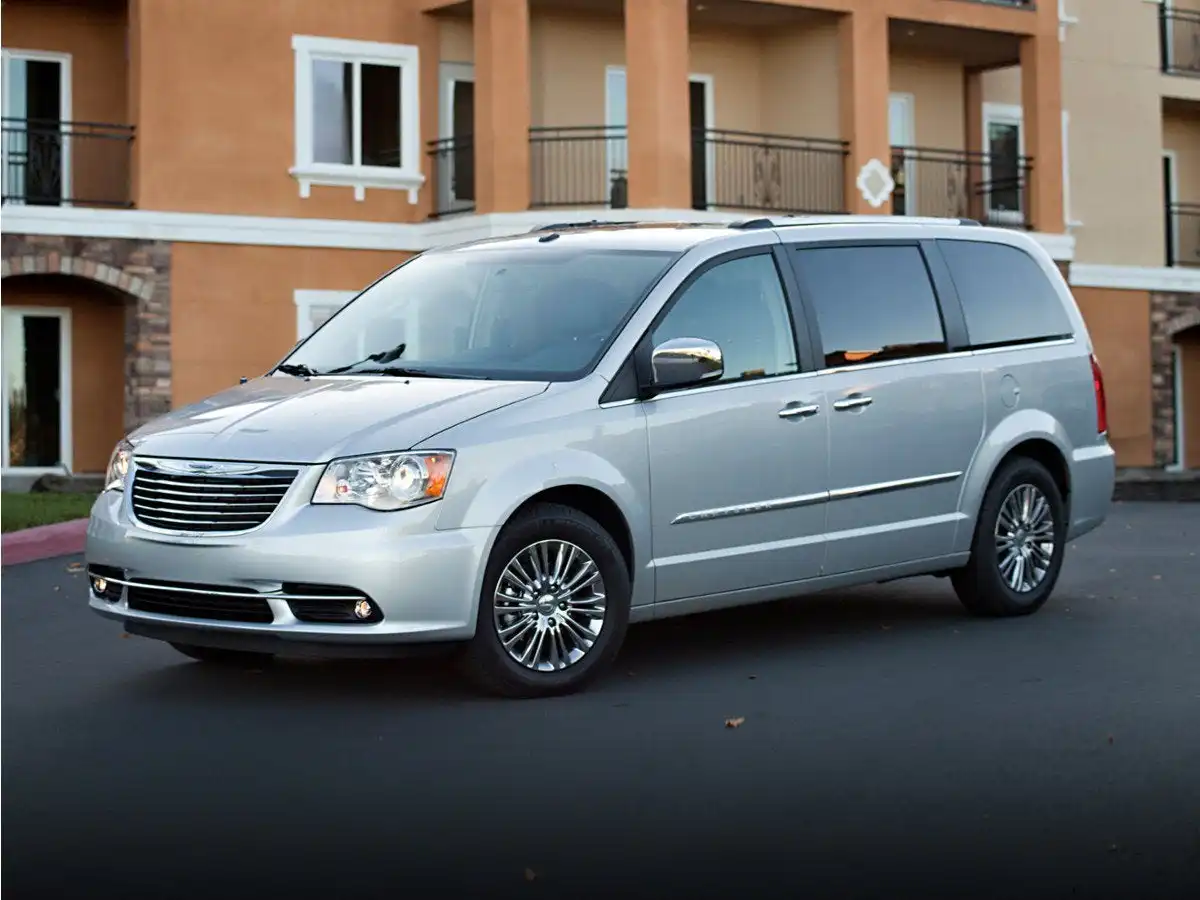 2015 Chrysler Town & Country Touring's photo