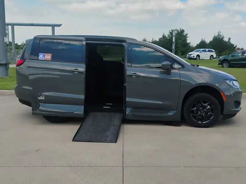 2020 Chrysler Pacifica Touring L Plus's photo