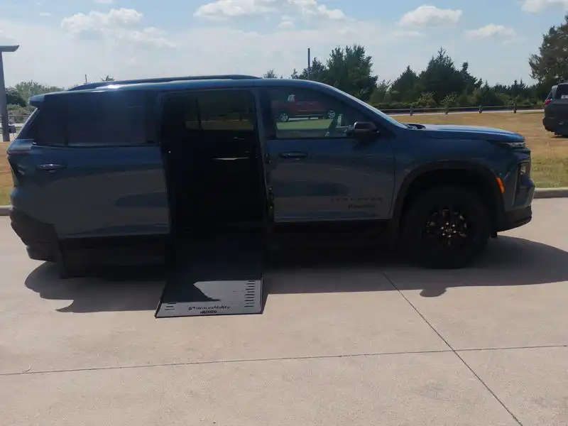 2026 Chevrolet Traverse FWD LT's photo