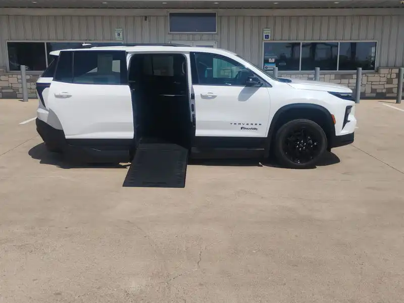 2026 Chevrolet Traverse FWD LT's photo