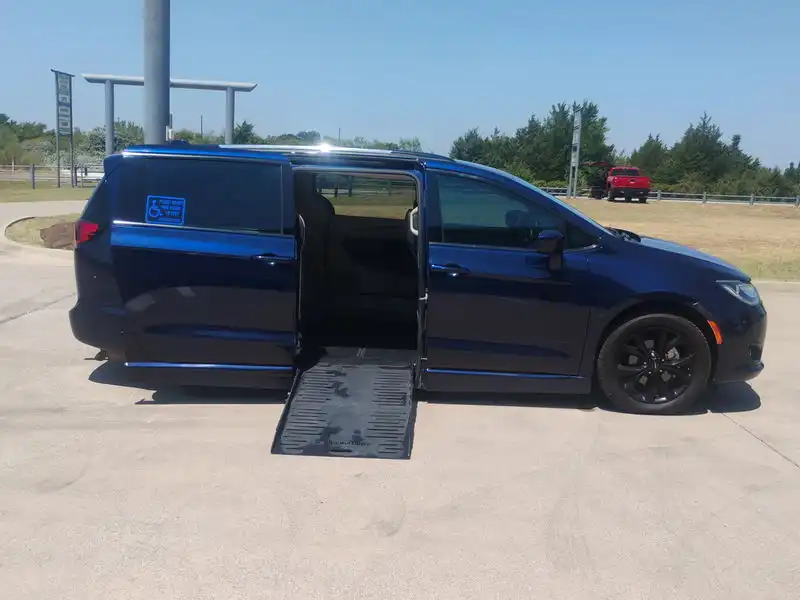 2019 Chrysler Pacifica Touring L's photo