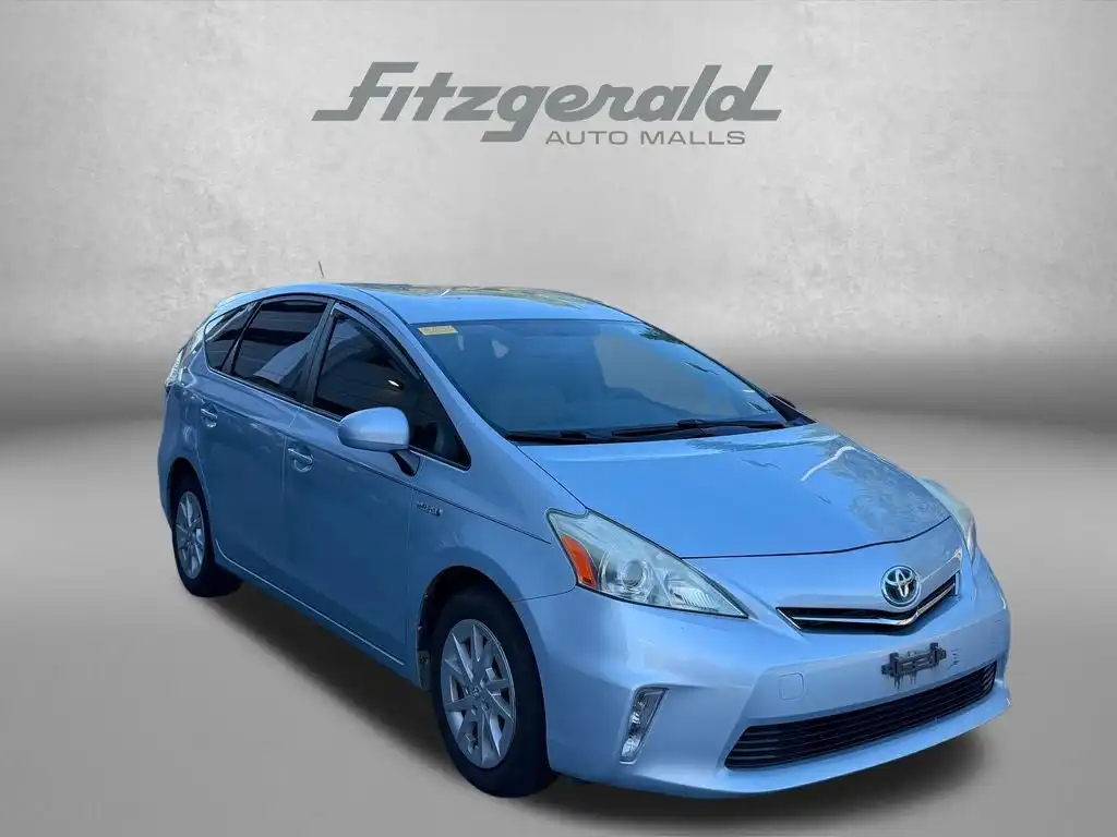2014 Toyota Prius v Three's photo