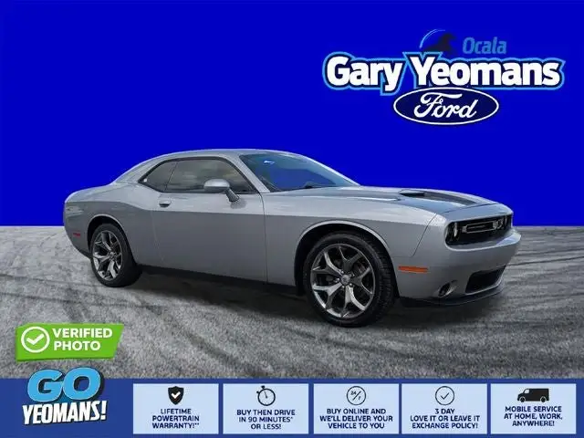 2017 Dodge Challenger SXT photo 1