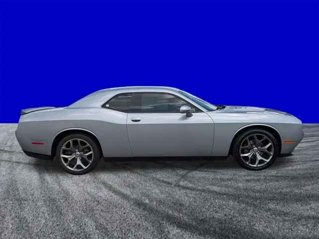 2017 Dodge Challenger SXT photo 3