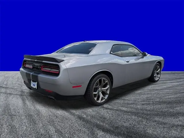 2017 Dodge Challenger SXT photo 4