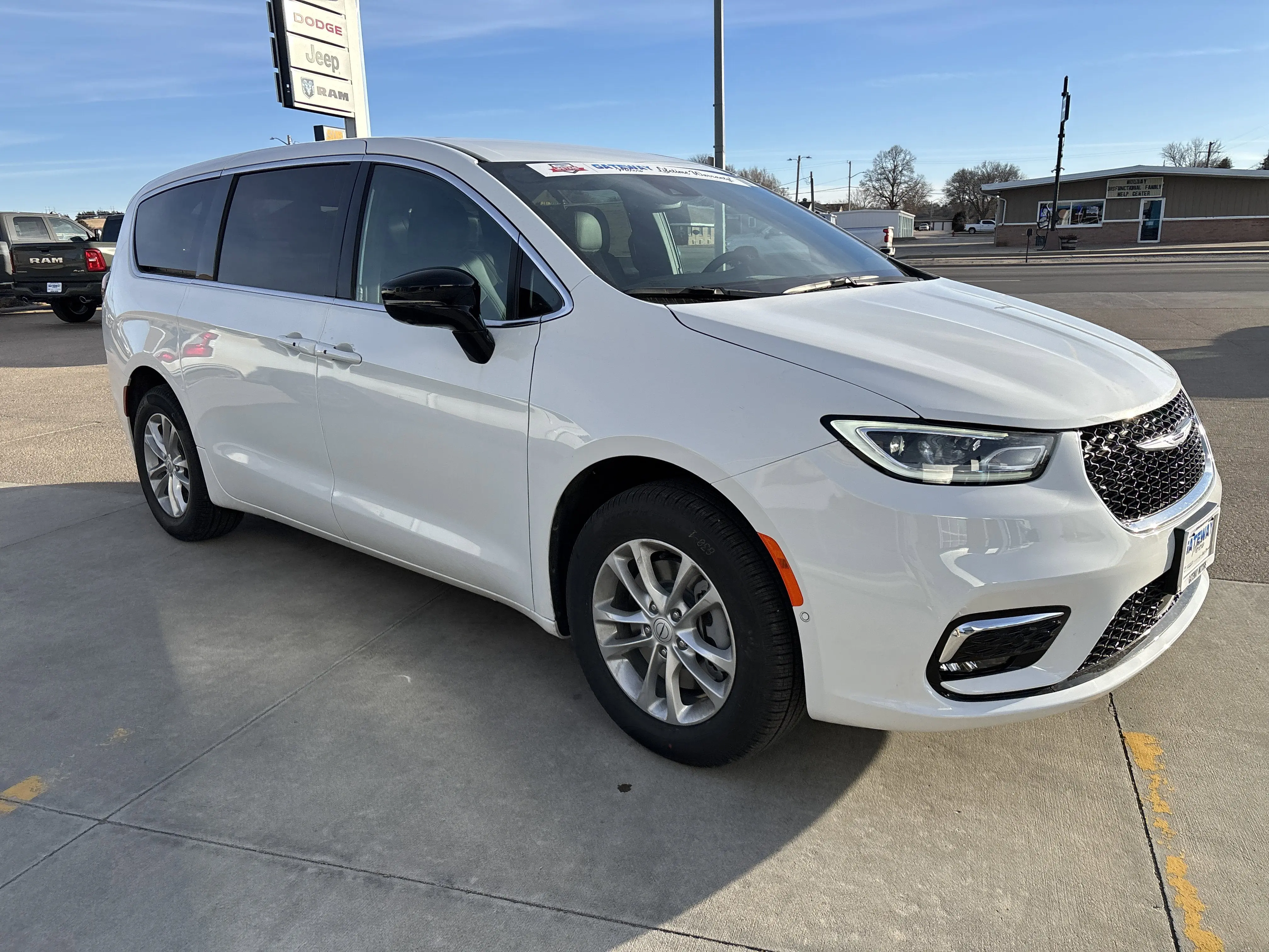 2026 Chrysler Pacifica Select AWD photo 4