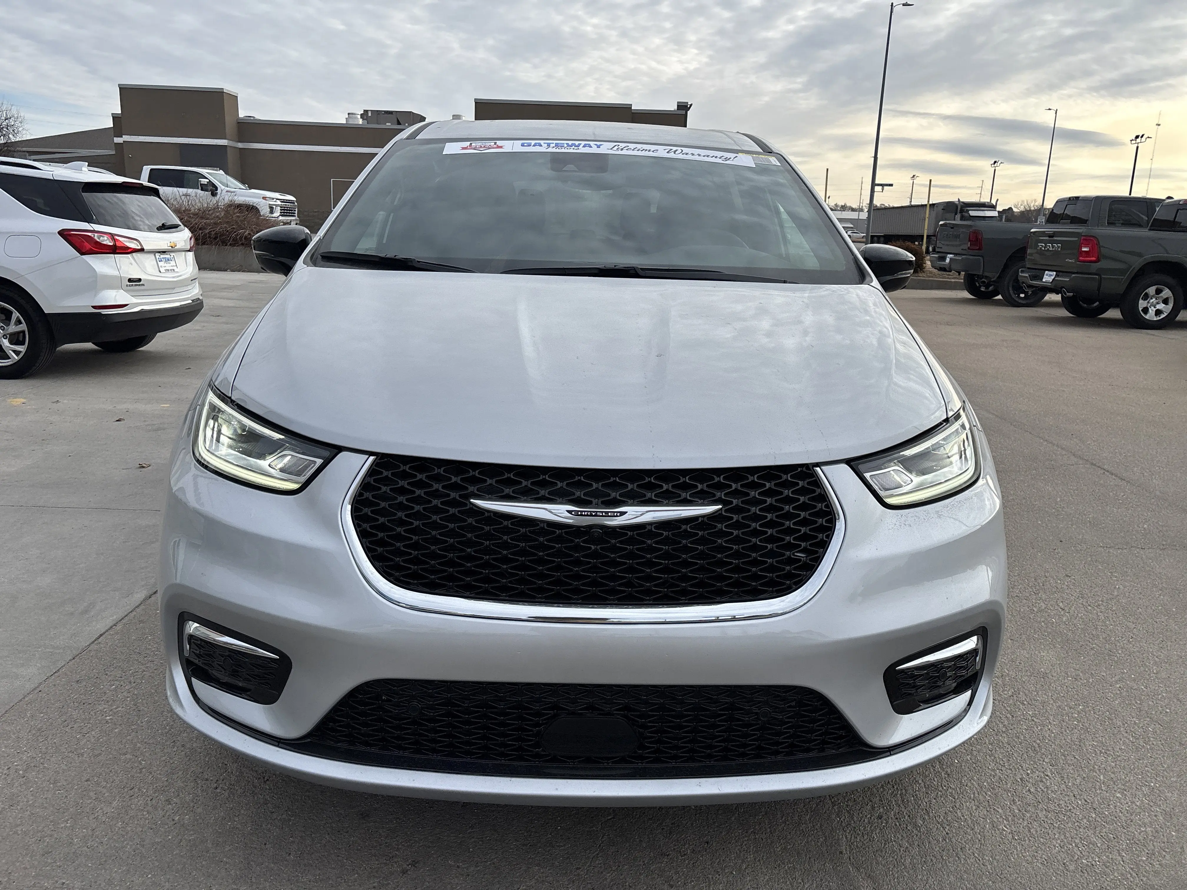 2026 Chrysler Pacifica Select AWD photo 3