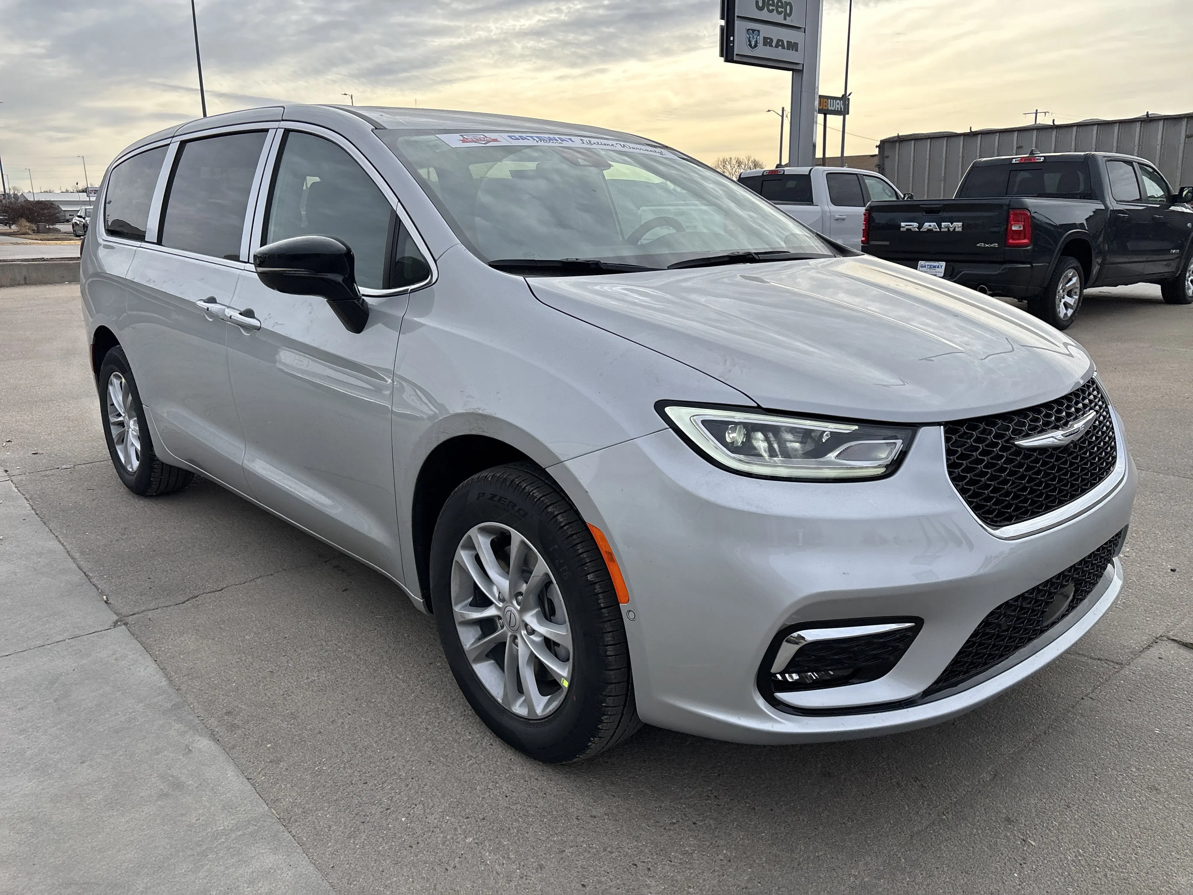 2026 Chrysler Pacifica Select AWD photo 4