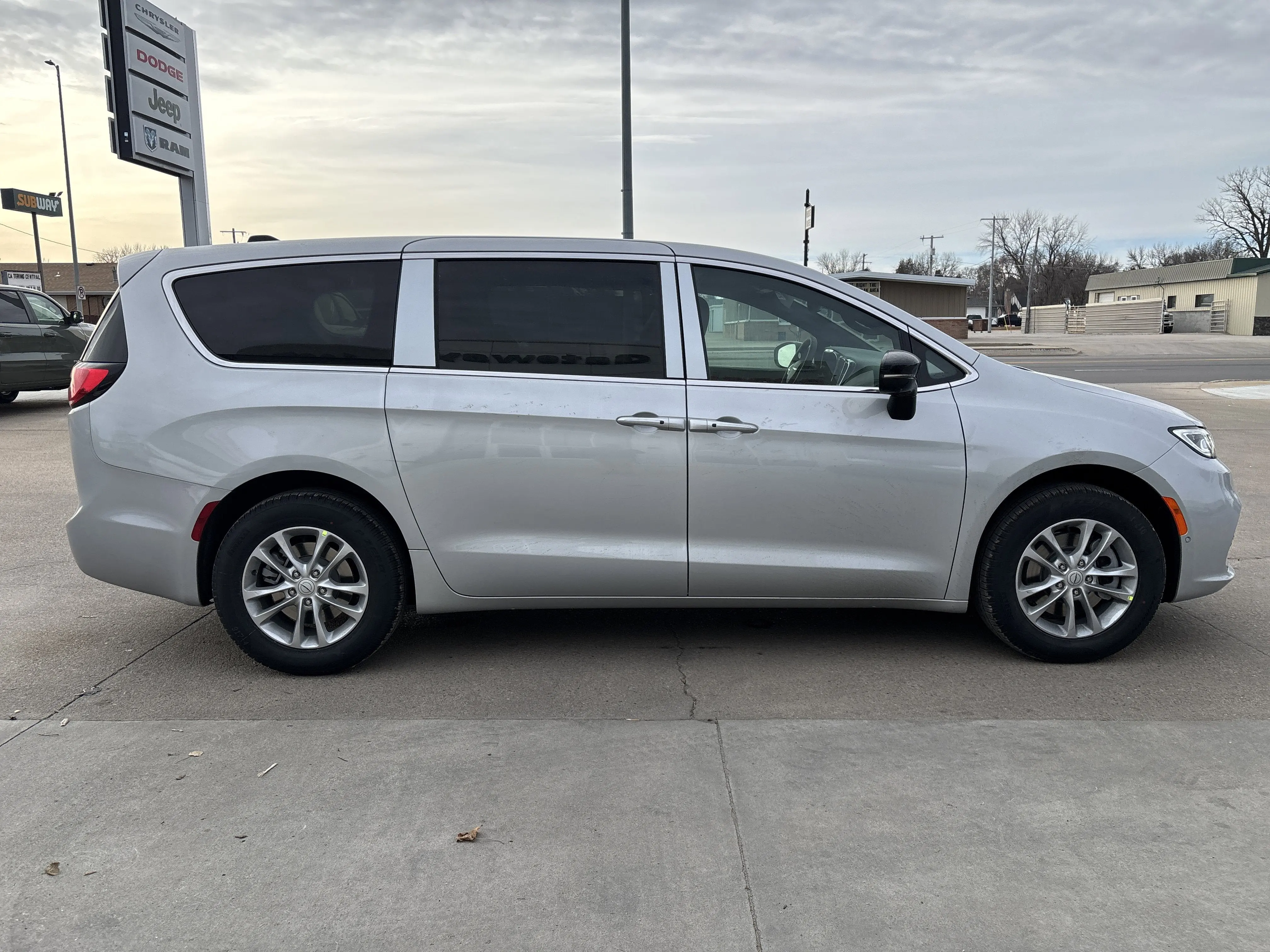 2026 Chrysler Pacifica Select AWD photo 5