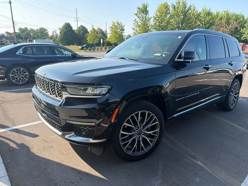 2023 Jeep Grand Cherokee L Summit 4x4's photo