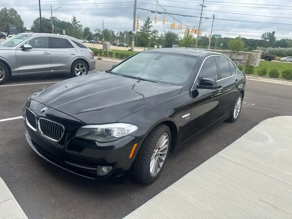 2011 BMW 5 Series 535i xDrive Sedan's photo