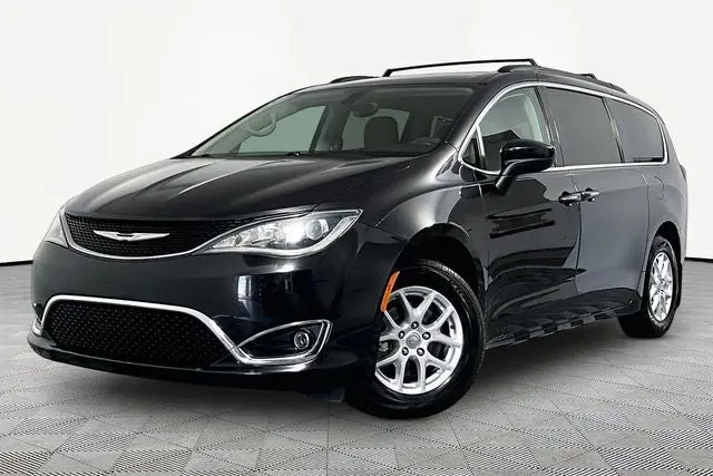 2017 Chrysler Pacifica Touring Plus photo 3
