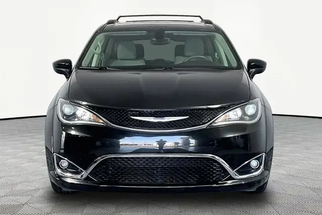 2017 Chrysler Pacifica Touring Plus photo 4