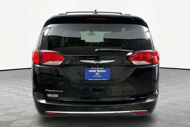 2017 Chrysler Pacifica Touring Plus photo 5