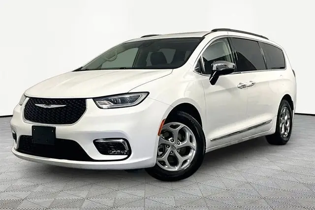 2023 Chrysler Pacifica Limited photo 3
