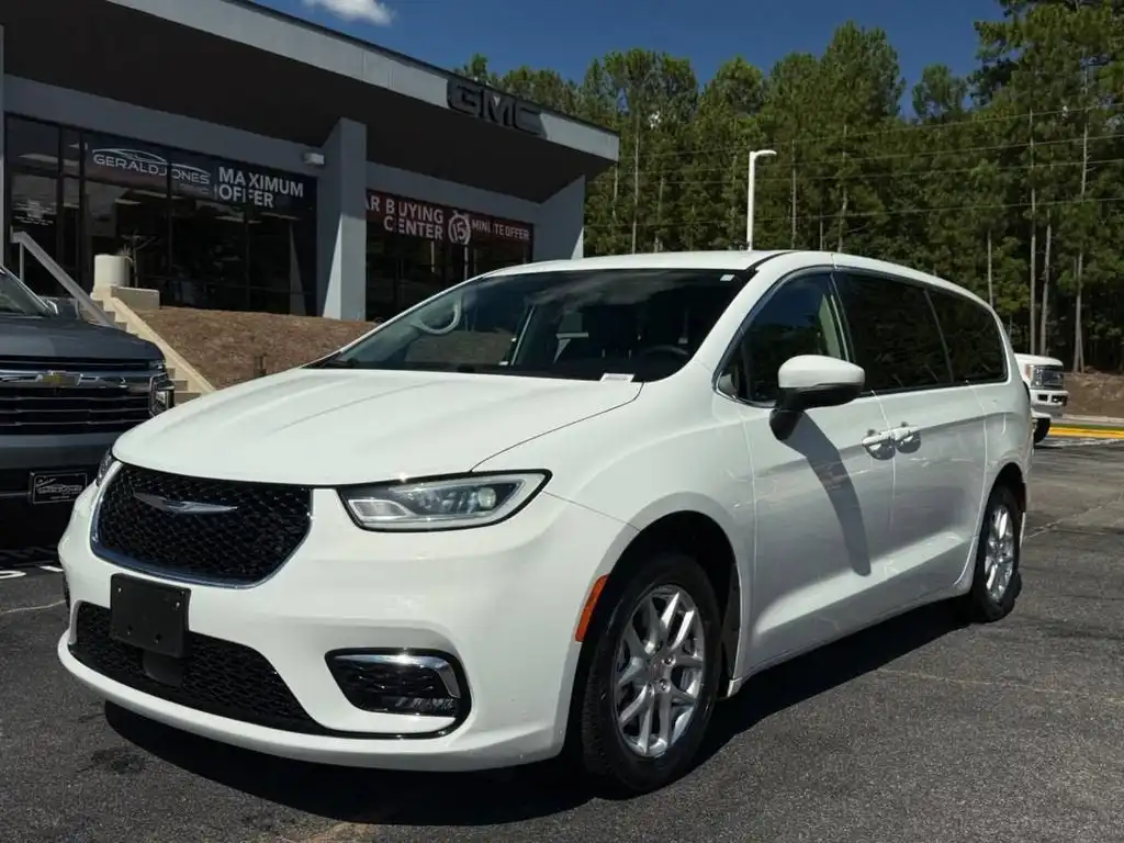 2023 Chrysler Pacifica Touring L's photo