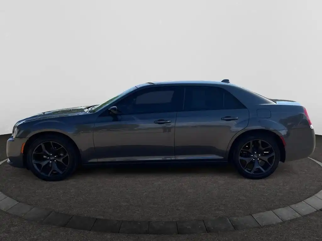 2020 Chrysler 300 Touring's photo