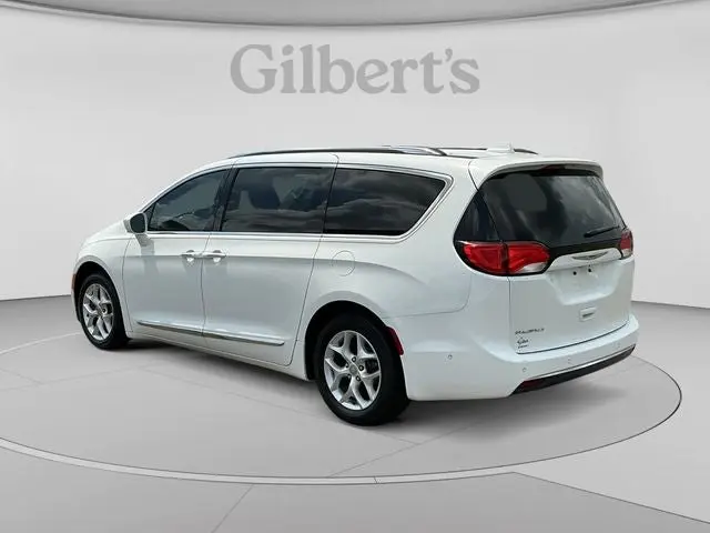 2017 Chrysler Pacifica Touring-L Plus photo 3
