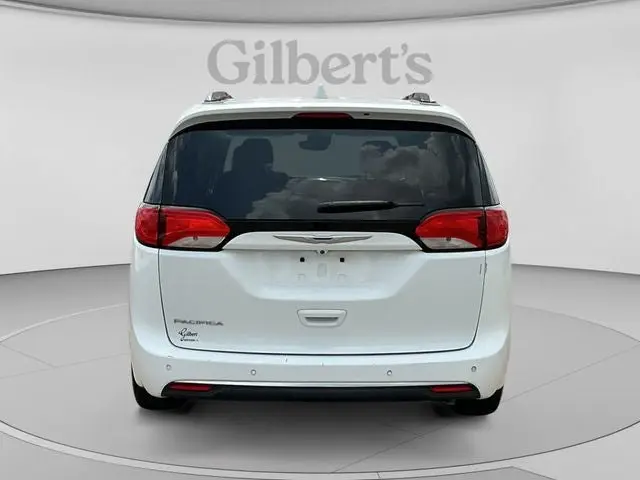 2017 Chrysler Pacifica Touring-L Plus photo 4