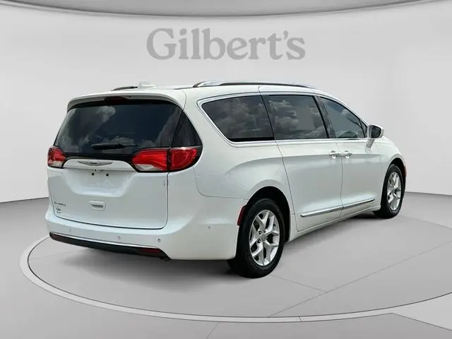 2017 Chrysler Pacifica Touring-L Plus photo 5