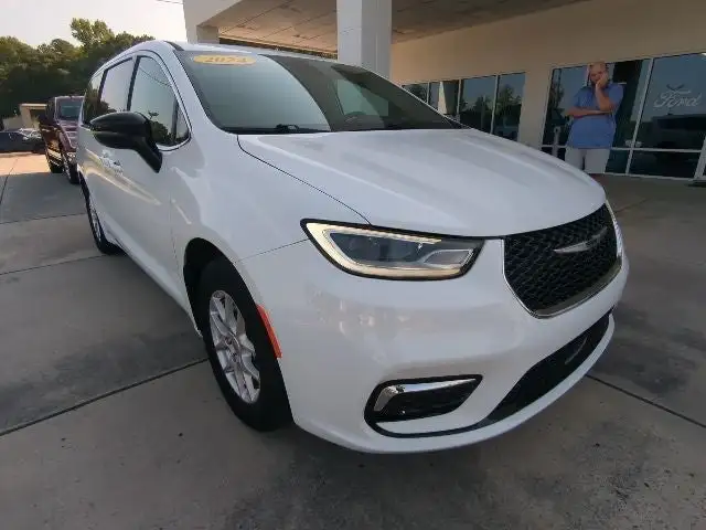 2024 Chrysler Pacifica Touring L's photo