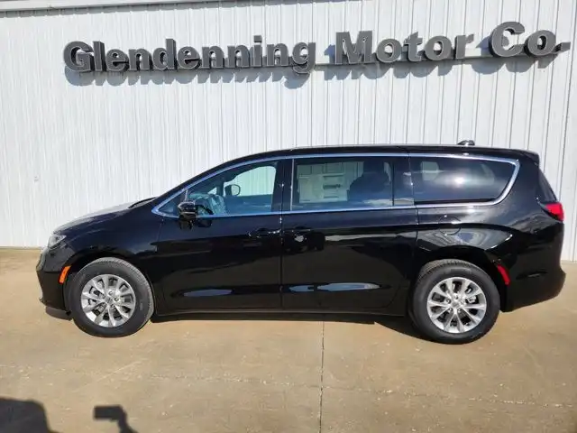 2025 Chrysler Pacifica Select AWD's photo