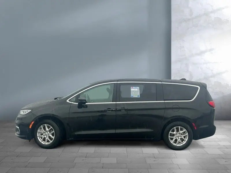 2023 Chrysler Pacifica Touring L photo 3