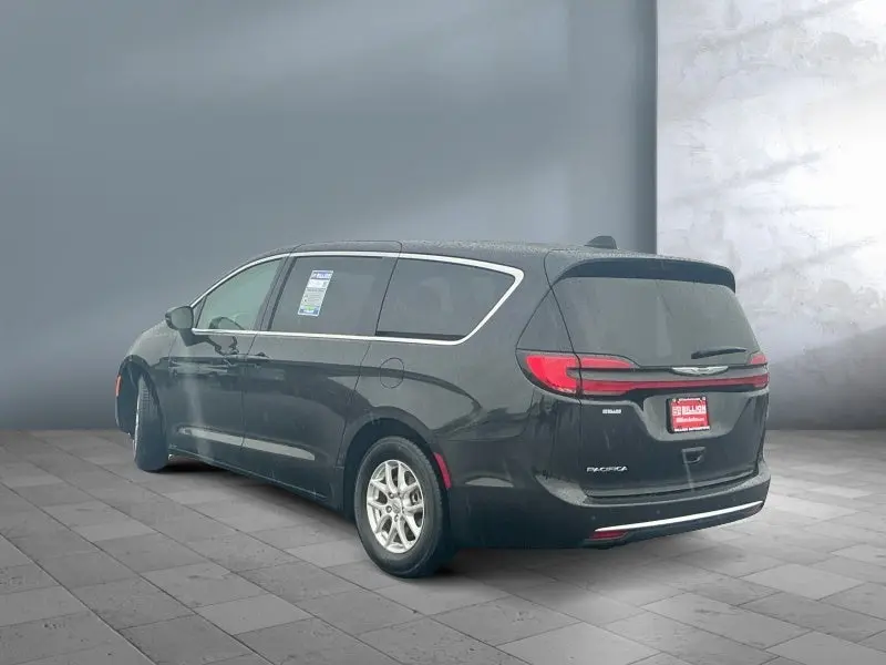 2023 Chrysler Pacifica Touring L photo 4