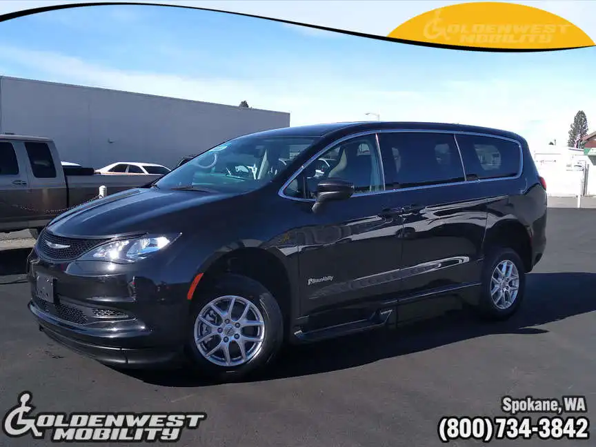 2023 Chrysler Voyager LX's photo