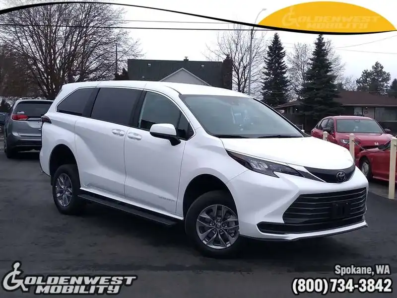 2026 Toyota Sienna LE 8-Passenger Hybrid FWD's photo